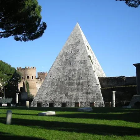 Pyramid House * Řím