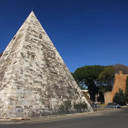 Pyramid House * Řím